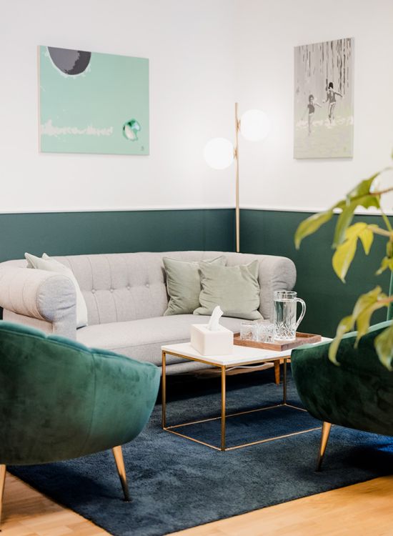 Praxisaufnahme von Sitzgruppe f&uuml;r die Gespr&auml;chstherapie sitzend